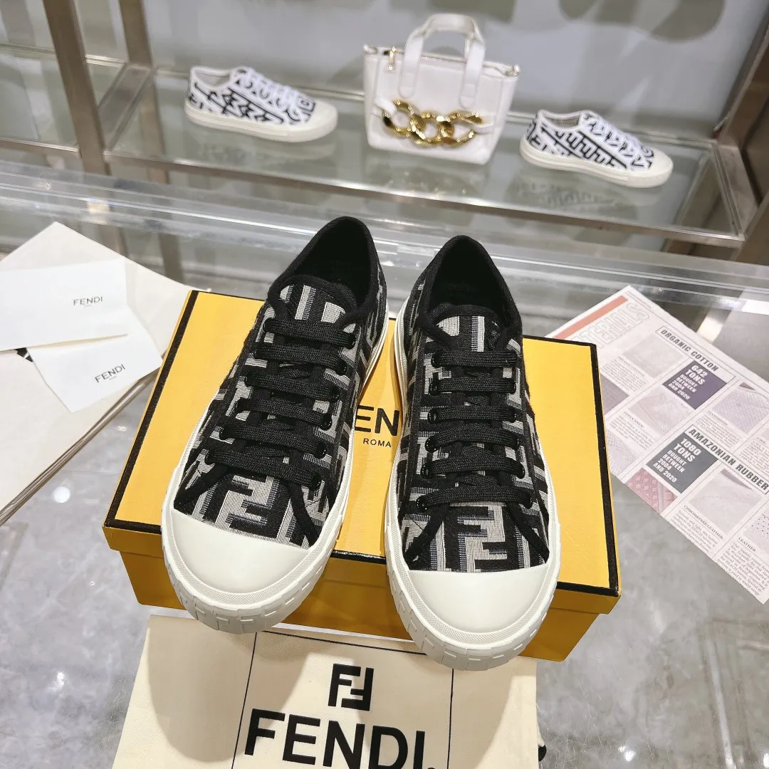Couple style 💰460❤️Fendi Fendi's latest couple canvas shoes ❑ Fabric: Original customized imported jacquard canvas material ❑ Inner lining: Imported canvas material ❑ Sole: Original molded non-slip TPU outsole ❑ Bottom thickness: 2.5cm ❑ Size: Women's 35-40/Men's 39-45